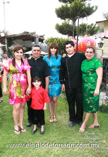 11042009 La festejada junto a sus abuelitos Rubén Avelar y Ana María de Avelar, su mamá Ana Jazmín y sus tíos Yéssica y Rubén Avelar Álvarez.