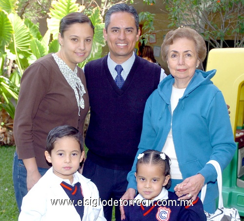 09042009 Dany Hernández, Victoria Hernández, Claudia Eddy de Hernández, Daniel Hernández y Coco de Hernández.