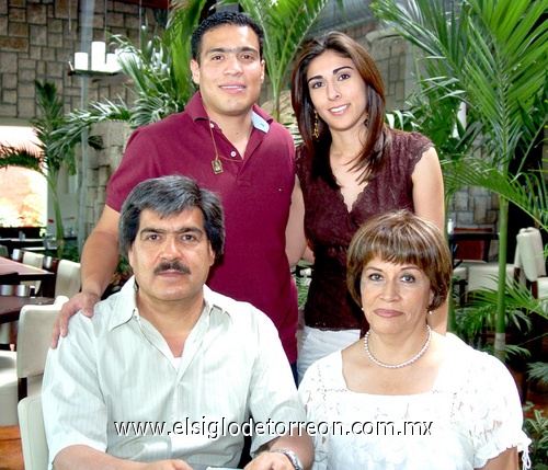 09042009 En familia.  Raúl Martínez, Lourdes de Martínez, Raúl Martínez y Mayela de Martínez.