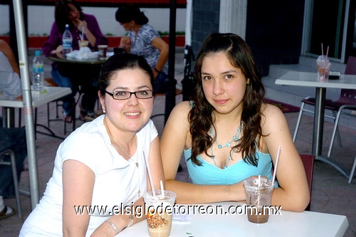 12042009 Frida Rodríguez y Telma Guerrero, disfrutando una tarde entre amigas.