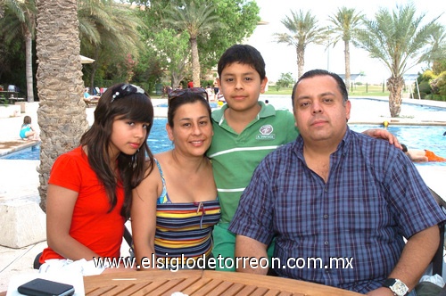 13042009 Ivonne, Ivonne, Jesús y Abraham.   EL SIGLO DE TORREÓN / JESÚS HERNÁNDEZ