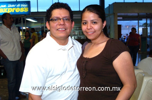 13042009 David Vázquez y Ariday López, rumbo a México.