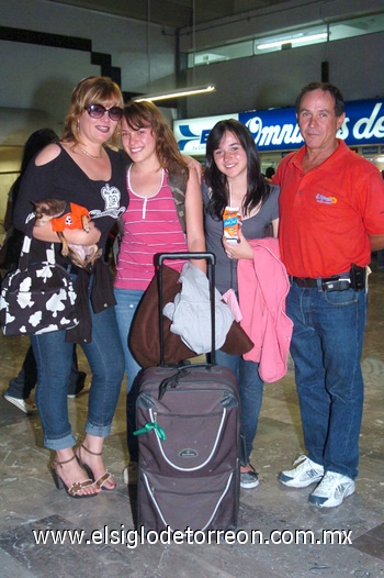 13042009 Se van de vacaciones. Rocío Camacho, Ale Camacho, Cristina González, Jorge González y la mascota Dixy, viajaron a Mazatlán.