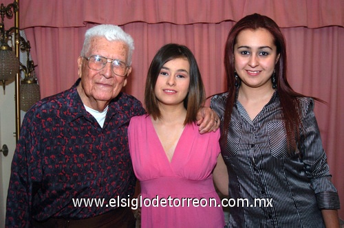 13042009 Festejados. Don José Agustín Cárdenas Rocha, Adriana e Ileana Rodríguez Cárdenas.