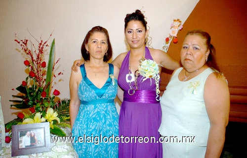 12042009 Argentina en compañía de las organizadoras de la fiesta señoras Emma e Imelda. EL SIGLO DE TORREÓN/JESÚS GALINDO Argentina Terrazas Dávila se casará con Daniel González.