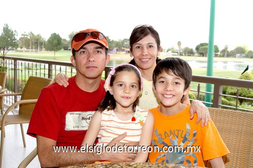 12042009 Francisco, Andrea, Corina y Daniel García.