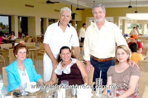 12042009 Lina de Canedo, Liliana Guerrero, Elba de Canedo, Fernando Guerrero y Alejandro Canedo.