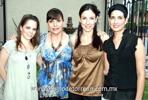 16042009 Alicia, María Luisa e Ilena junto a Vero, el día de su despedida de soltera organizada por sus primas.