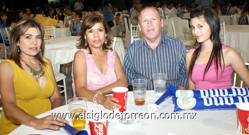 16042009 Karime Abdo, Amparo del Bosque, Mario Hamdan y Frida Muguiro.