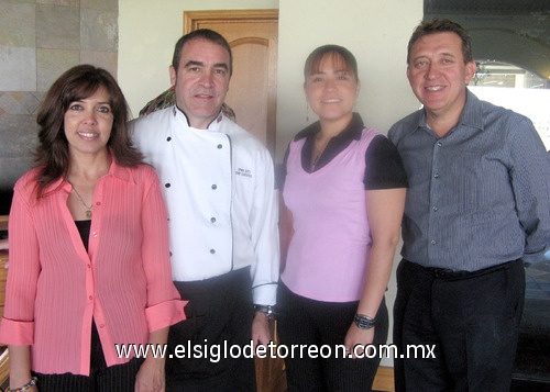 16042009 Gloria Sáenz, Efrén Soto, Yadira Cortés y Jorge Castro, del Club Montebello y organizadores de Luces de Novia, Gala Nupcial.