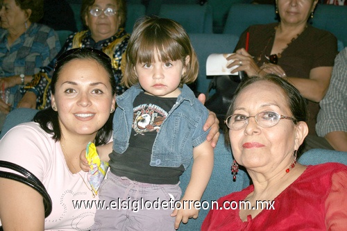 19042009 Delia Mejía e Índira Mejía de Jaramillo acompañadas de una linda pequeñita.