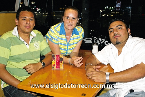 19042009 Efraín González, Margarita López y Beto Pérez, en un café de la localidad.