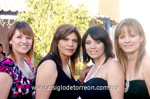 19042009 Carmen Sáenz de Izquierdo con sus hijas Alicia, Cristina y Carmen Izquierdo.