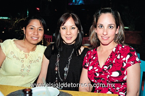 19042009 Gloria Araujo, Daniela Chiw y Pamela Camarillo.