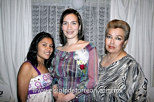 19042009 Perla del Rocío Montes Sarmiento junto a las organizadoras de su fiesta prenupcial, Ernestina Rodríguez de Sarmiento y María Guadalupe de Montes.