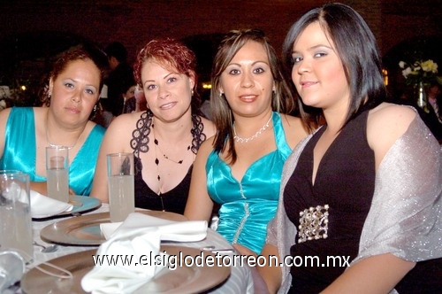 22042009 Ana, Lady, Herminia y Éricka, captadas en una recepción nupcial celebrada hace algunos días.