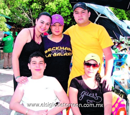 23042009 Luisa, María Luisa, Luis, Carlos y Carla Romero disfrutaron de un día en el Club San Isidro.