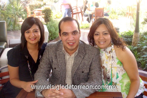 26042009 C.P. Rocío Rodríguez Peña, L.A.F. José Francisco Carrillo Ortiz  y  C.P. Farrah L. Hernández en reciente reunión  en conocido restaurante de la localidad.