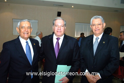 27042009 Quintín Balderrama y Enrique Macías junto al nuevo rector de la universidad, Héctor Acuña Nogueira.