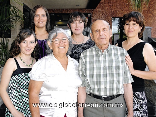 26042009 Abelardo Rodríguez López y Francisca Sandoval de Rodríguez festejaron sus respectivos cumpleaños junto a sus hijas Flor María, Anabel, Susy y Gloria Rodríguez Sandoval.