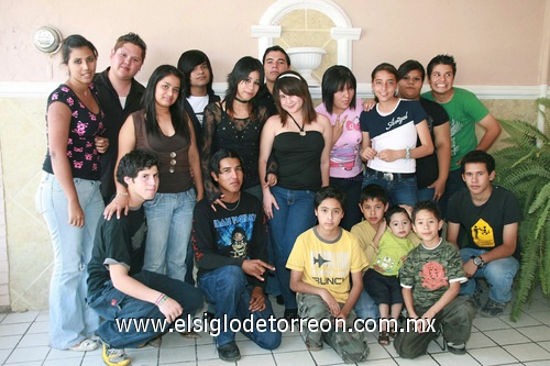 01052009 Iveth Maleny Quintana Villa festejó su cumpleaños número 17 junto a un grupo de amigos.