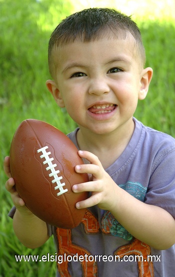 01052009 Alejandrito gusta por el futbol americano.