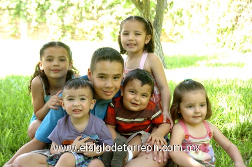 01052009 Muy peques. Claudia, Alejandro, Ana Carmen, Mary Tere, José Pablo y Marcelo, son primos y se la pasan siempre súper divertidos. EL SIGLO DE TORREÓN / ÉRICK SOTOMAYOR