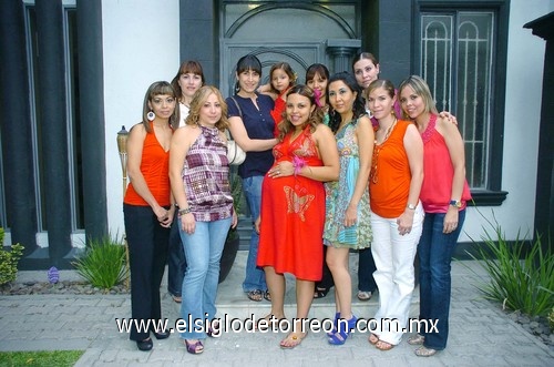 04052009 La felicitan. Olga en la compañía de Liliana, Jéssica, Cristy, Susy, Adeluz, Ana, Lucy, Olga, Zambia y Lorena.