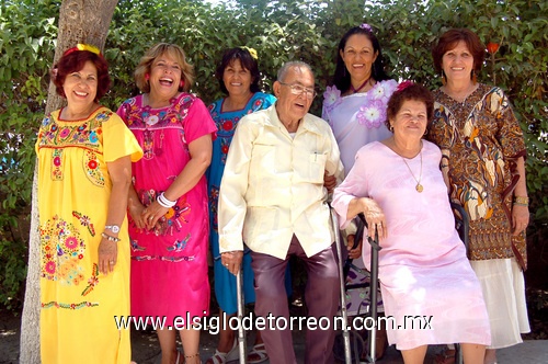 05052009 Juana María, María Guadalupe, Rosario, María Elena y Concepción Hernández Magallanes acompañando a sus papás  José Guadalupe Hernández González y Socorro Magallanes de Hernández, quienes el 26 de abril celebraron su 60 aniversario de matrimonio.