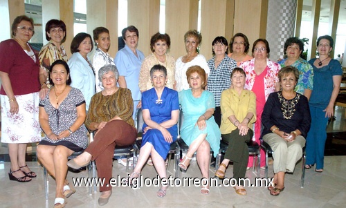 05052009 Ex compañeras de la Academia Hispano Americana se reunieron después de 46 años de egresadas, en un restaurante de la localidad.