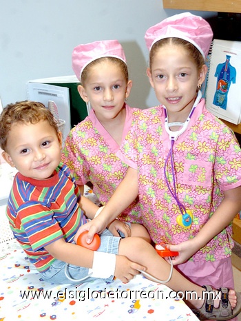 05052009 Cuidan de la salud. Sara y Alba Lastra Cardiel jugaron a las enfermeras, su primito Jorge Antonio fue su pacientito.