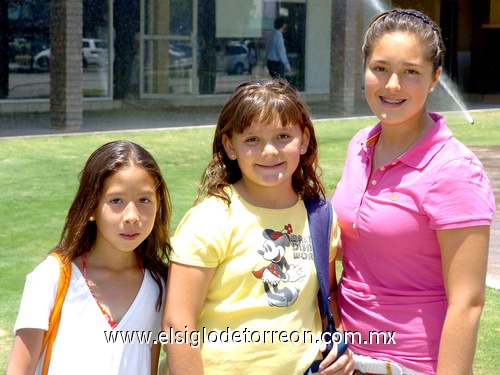 07052009 A la alberca. Mariana Castillo, Marcela y Alicia Soto.