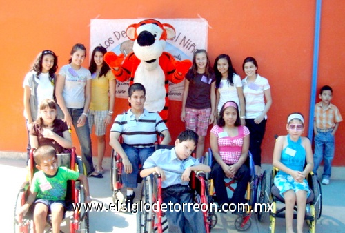 07052009  Jerónimo Ibarra Macías, Jesús de Dios Nájera Morales, América Berenice Molina Huerta, Coral Contreras Ravelo, Hugo Orlando Olvera Nabor y Fabiola Guadalupe Ramos Treviño, niños de APIN en su festejó  acompañados de niñas de Servicio Social del colegio Inglés.