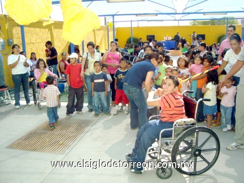 07052009 Contento y lleno de energía, Balam Sayeg Flores Betancourt quebró la piñata.