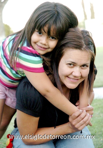 07052009 Annel Sotomayor con su hija Ximena Valdés Sotomayor.