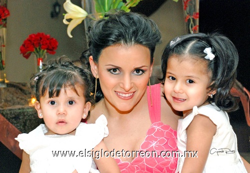 07052009 La novia acompañada de Isabella y Mayté Madinaveitia Arroyo.