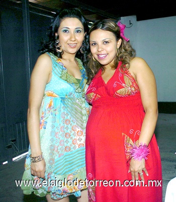 07052009 Olga Darwich junto a su amiga Anayancy Ramírez el día de su fiesta de canastilla.