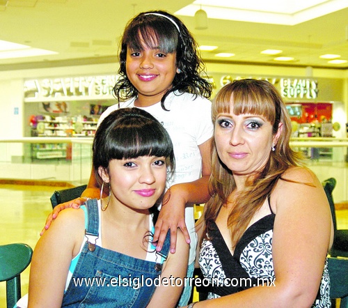 07052009 Rocío, Luisa Fernanda y Natalia Hernández.