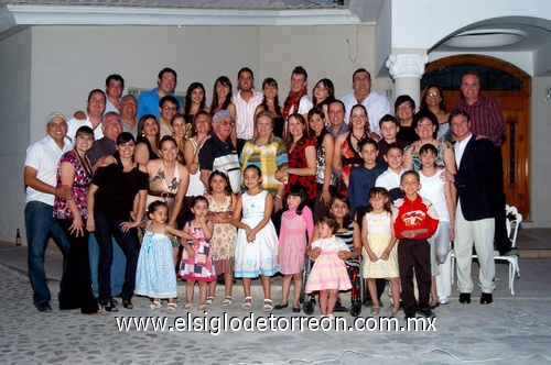 03052009 Muy felices. Señores Rodolfo y Dora Alicia acompañados de hijos, nietos y bisnietos. EL SIGLO DE TORREÓN / JESÚS HERNÁNDEZ