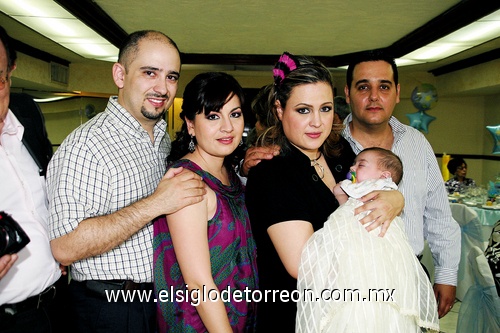 03052009 Nesima Nájera Zúñiga acompañado el día de su bautizo por sus papás Alberto Nájera y Malena Zúñiga, y sus padrinos Víctor Gallegos y Mónica Zúñiga.