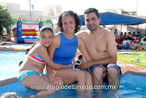 03052009 Ana Sofy junto a su mamá Lety Rivera de García.  EL SIGLO DE TORREÓN / FERNANDO COMPEÁN