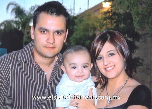 03052009 Leonardo González Salcido con sus papás.