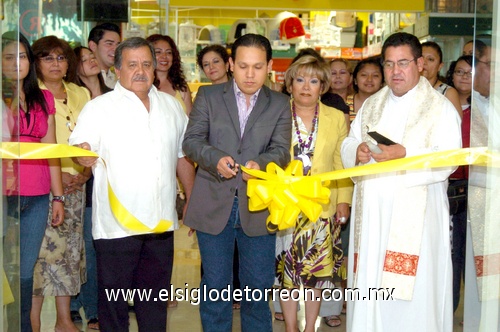 03052009 Celebración. Alan Terrazas Dávila corta el listón inaugural de la tienda de ropa JULIO, lo acompañan invitados al evento.