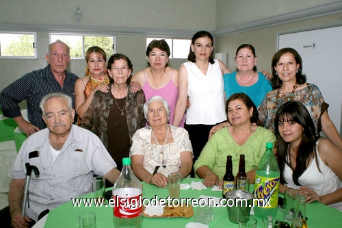 08052009 Un año más de vida. María Conchita acompañada de Martha Torres, María del Refugio Torres, Cuquis Torres, Andrea García, Marcela Torres y Silvia de Amador.