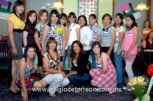 08052009 Boda en puerta. Con motivo de su cercano enlace, María Elena Alba Gutiérrez fue despedida de su soltería por sus amigas que asistieron a una recepción que se ofreció en un restaurante de la localidad.