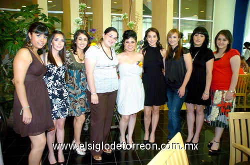 09052009 Próxima novia. Gaby en la compañía de sus amigas Elisa Martínez, Alicia Reyes, Lily Ramírez, Kaly Rodríguez, Lorena Reyes, Daniela Hoyos, Karina Martínez y Arlina Rodríguez.