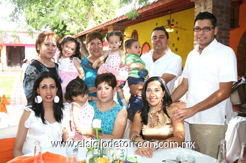 09052009 Pily A. de Ortiz, Arturo Ortiz, Vanesa A. de Alanís, Édgar Alanís, Elisa R. de Ávalos, Belinda R. de Ávalos, Belinda Ramírez, Brenda Elisa López, Pamela y Arturo Ortiz y Mariángel Alanís, posaron para la cámara.