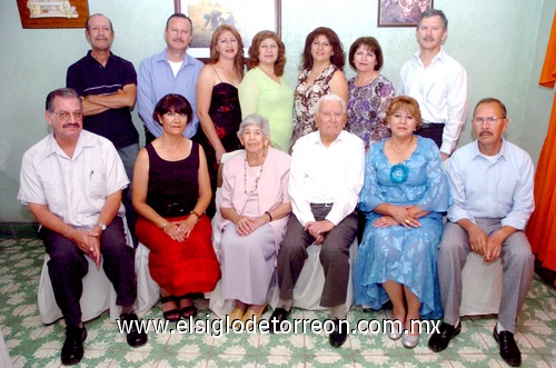 08052009 Los novios en compañía de sus hijos Roberto, Elena, Adolfo, Fernando, Patricia, Gerardo, Lorena, Carlos, Rosa, Susana y Anabel.