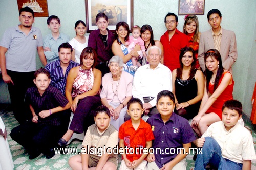 08052009 Bodas de Diamante. Don Adolfo y Josefina acompañados de sus nietos que lucieron felices por el aniversario de sus abuelos.