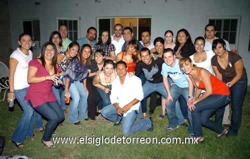 08052009 Edmundo Máynez fue festejado en su cumpleaños por un grupo de amigos con alegre reunión donde disfrutaron de cena y buena música.